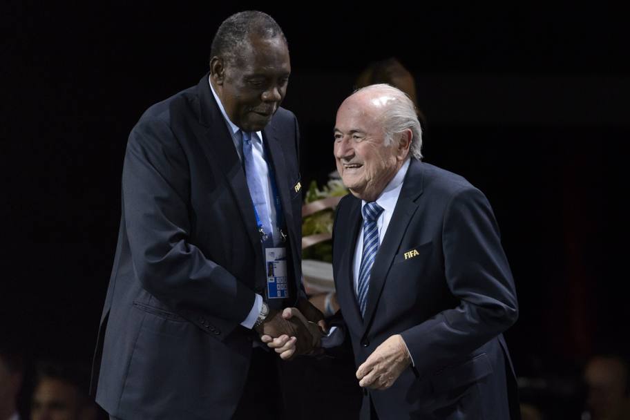 Blatter, al quinto mandato consecutivo, riceve i complimenti da Issa Hayatou, membro del comitato esecutivo Fifa. Afp